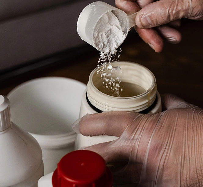 Eine Person mischt Trockenreinigungschemikalien mit Wasser